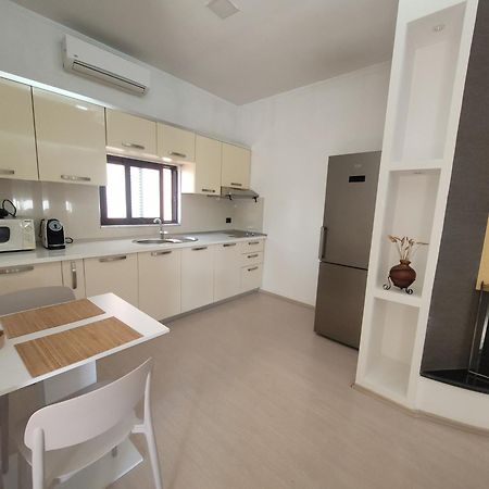 An Apartment With Fireplace Тирана Экстерьер фото